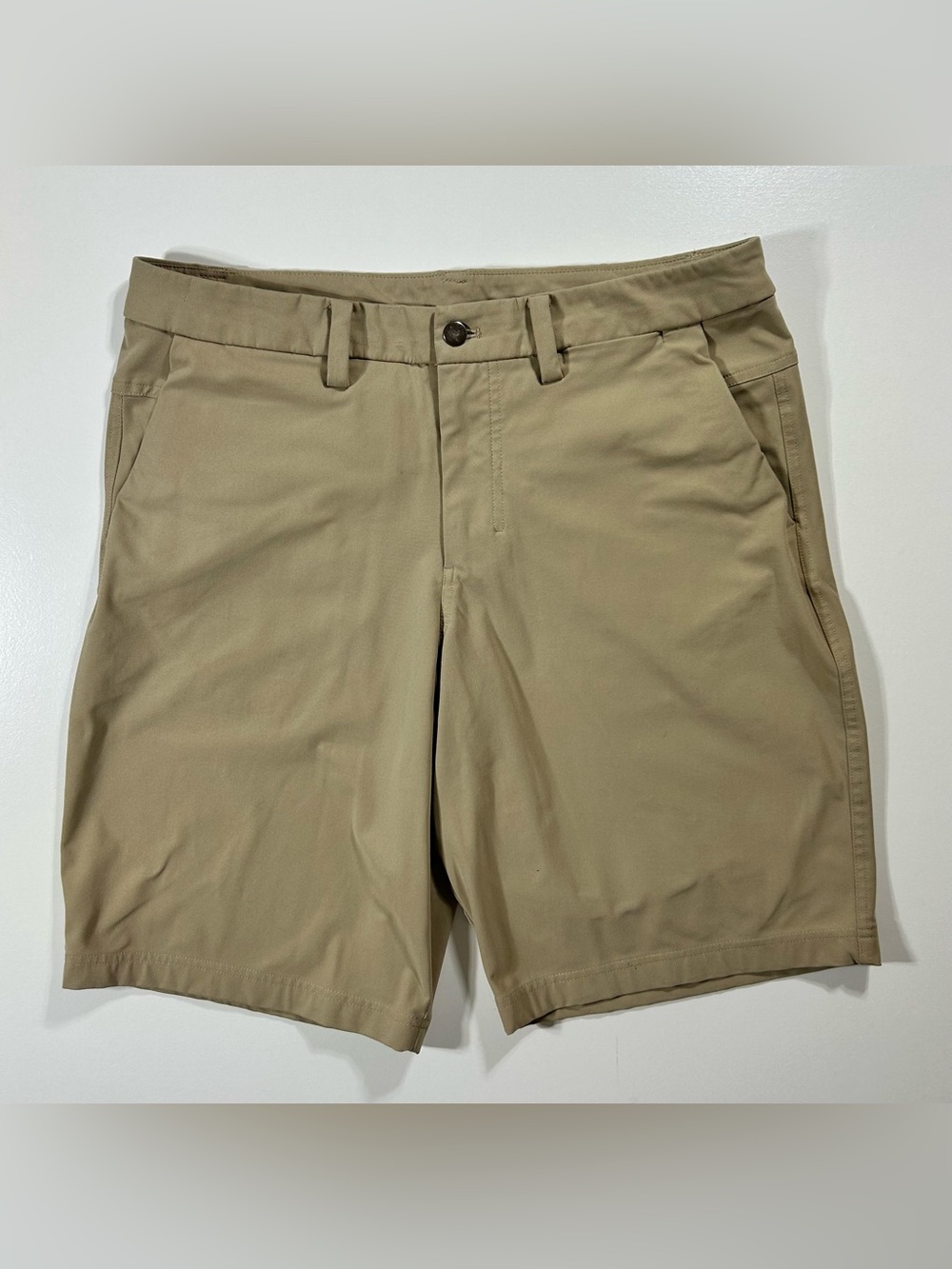Men’s Lululemon khaki tan casual shorts size 36 x 10”